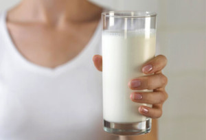 jiu_rf_photo_of_woman_holding_glass_of_milk